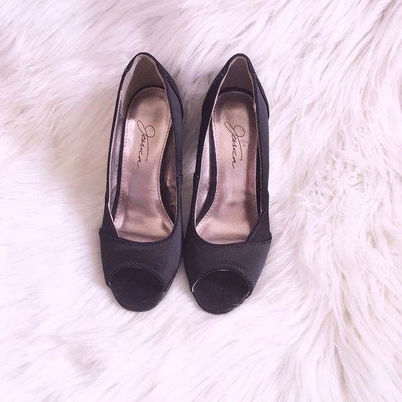 Ladies Black heels - Picture 3 of 6